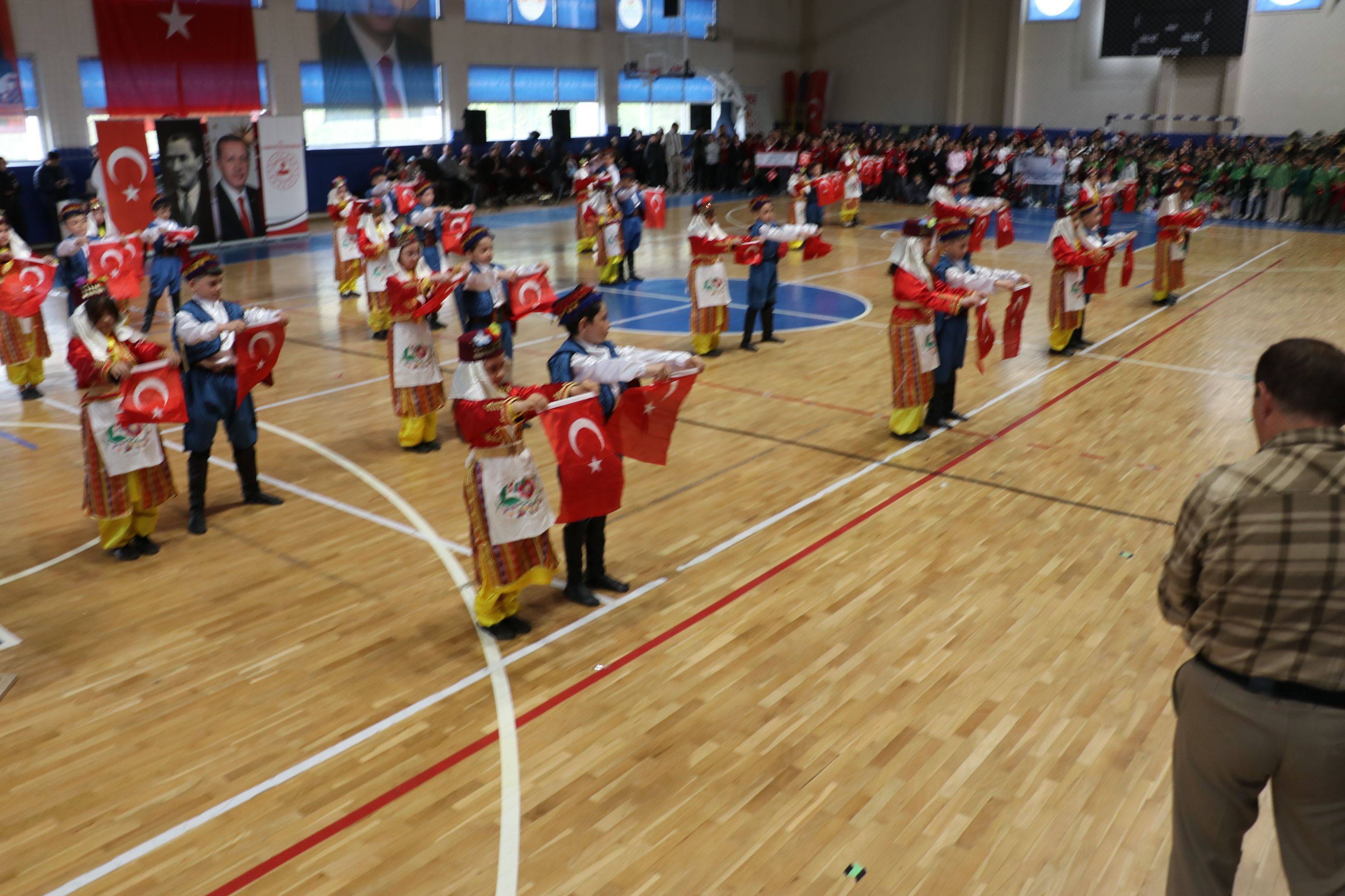 Cumayeri’nde 23 Nisan Coşkusu: Geleceğin Teminatı Çocuklar Gururlandırdı