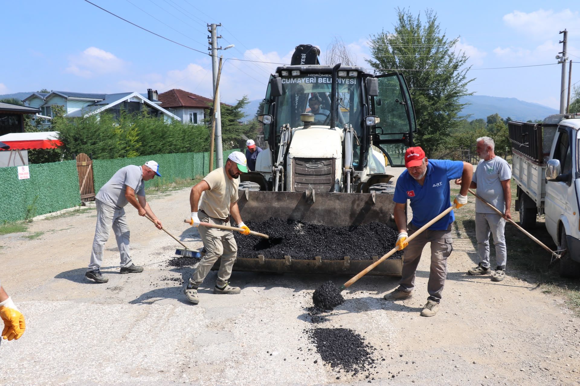 CUMAYERİ’NDE ULAŞIM HAMLESİ: SOKAKLAR YENİLENİYOR, DEV ASFALT İHALESİ YOLDA